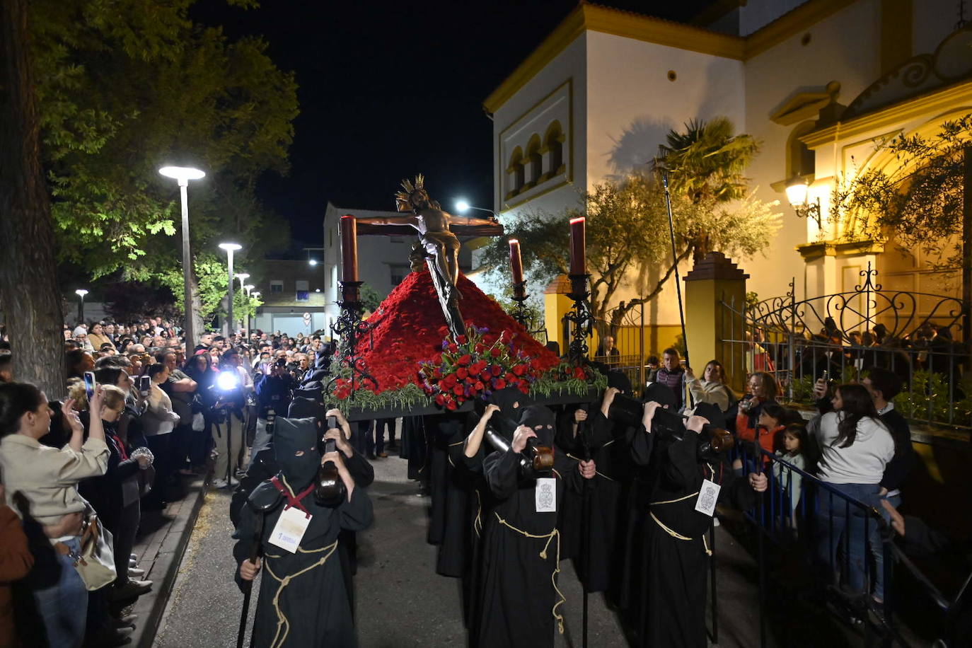 La procesión del Cristo de la Paz de Badajoz, en imágenes