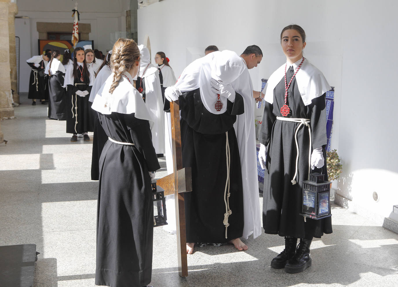 Franciscana Cofradía Penitencial del Vía Crucis y del Santísimo Cristo del Calvario (Estudiantes) con su único paso, el Santísimo Cristo del Calvario.