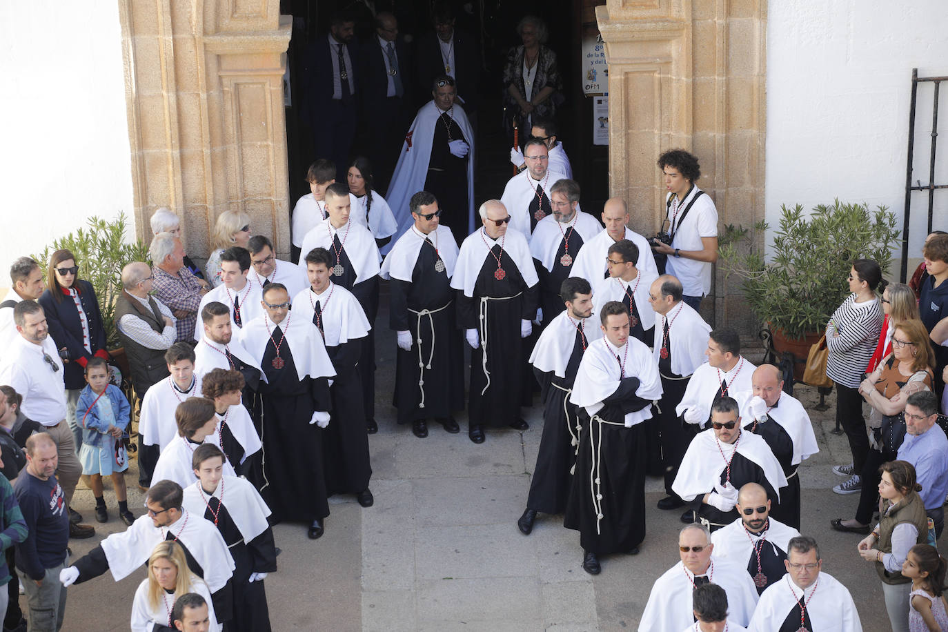 Franciscana Cofradía Penitencial del Vía Crucis y del Santísimo Cristo del Calvario (Estudiantes) con su único paso, el Santísimo Cristo del Calvario.