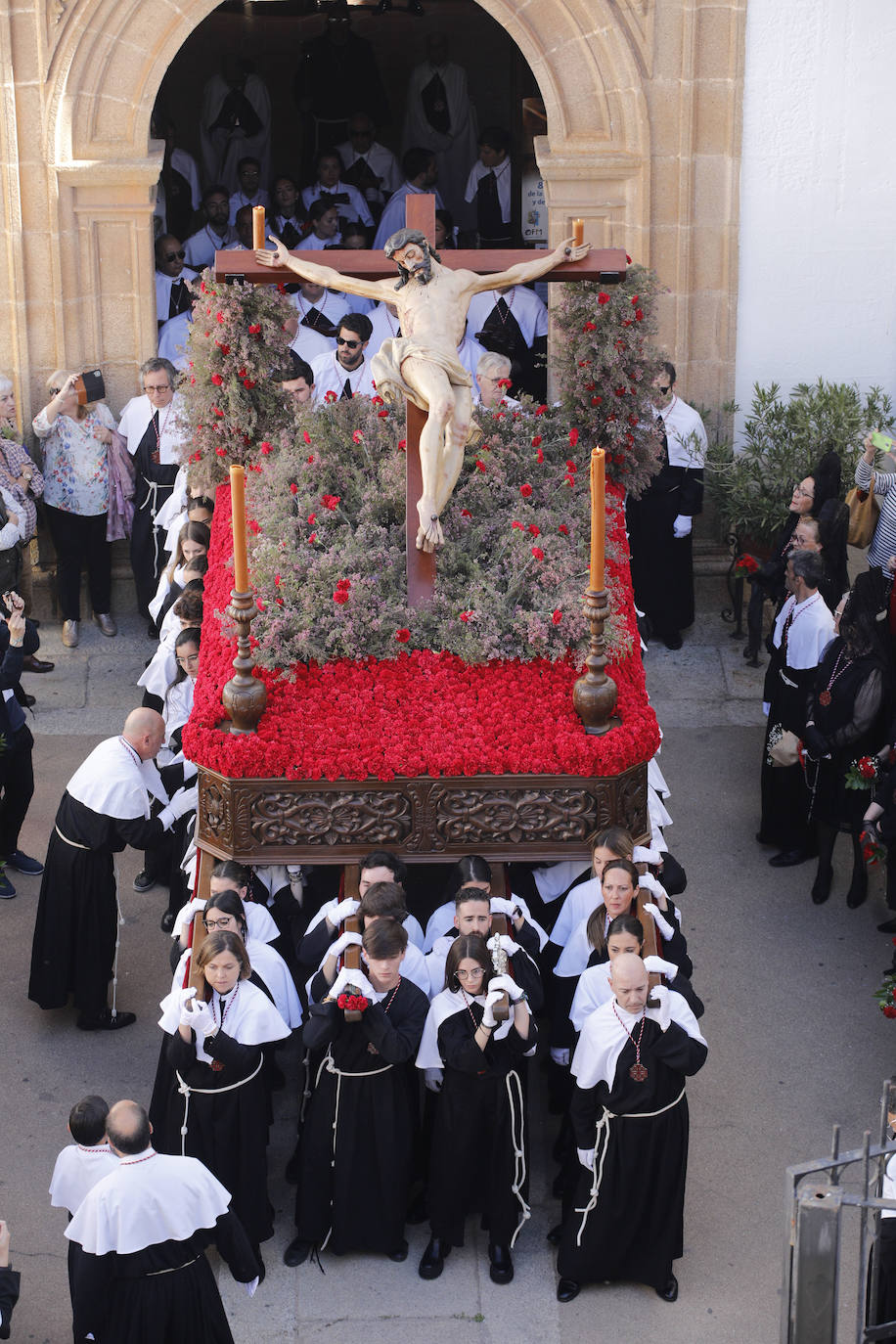 Franciscana Cofradía Penitencial del Vía Crucis y del Santísimo Cristo del Calvario (Estudiantes) con su único paso, el Santísimo Cristo del Calvario.