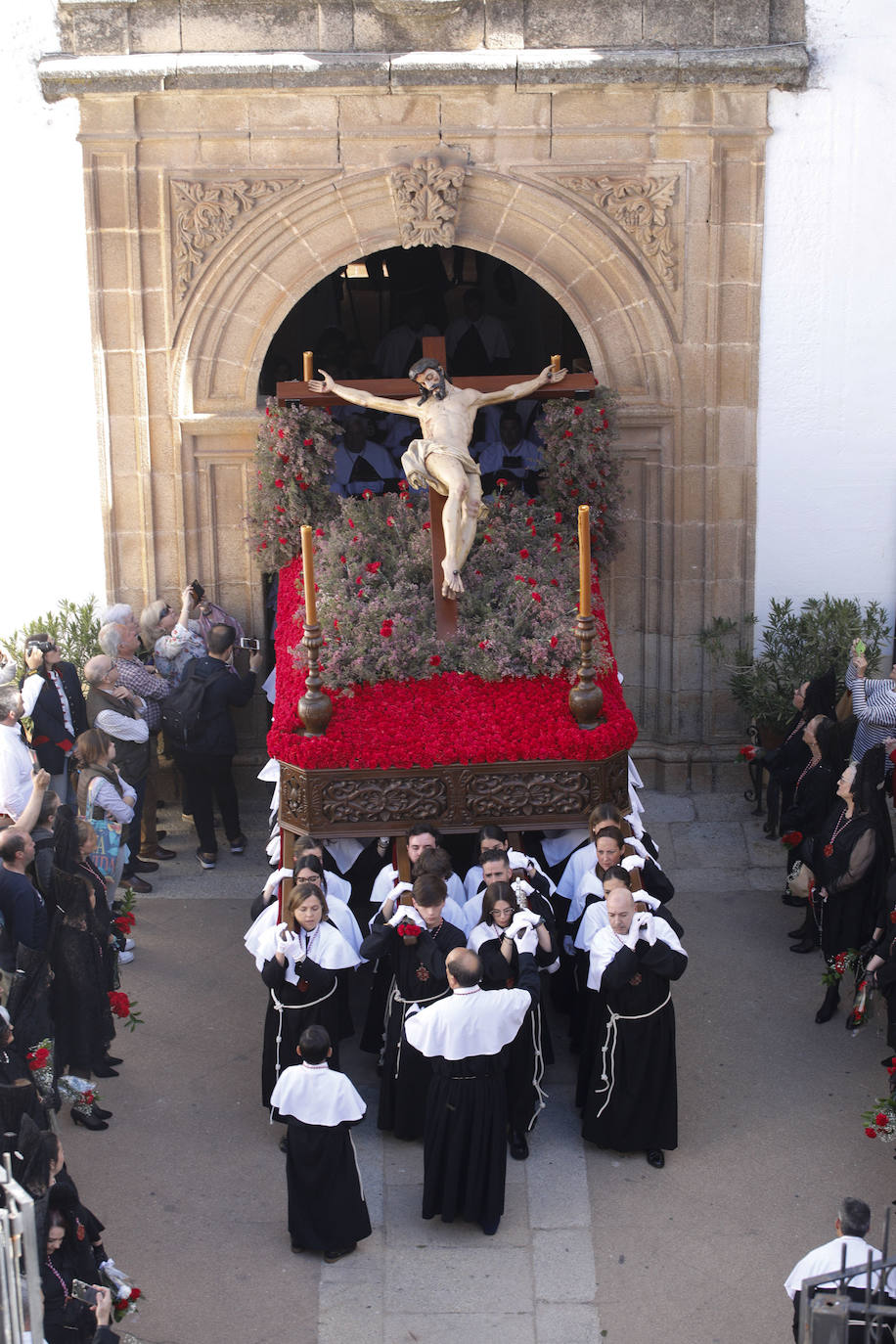 Franciscana Cofradía Penitencial del Vía Crucis y del Santísimo Cristo del Calvario (Estudiantes) con su único paso, el Santísimo Cristo del Calvario.