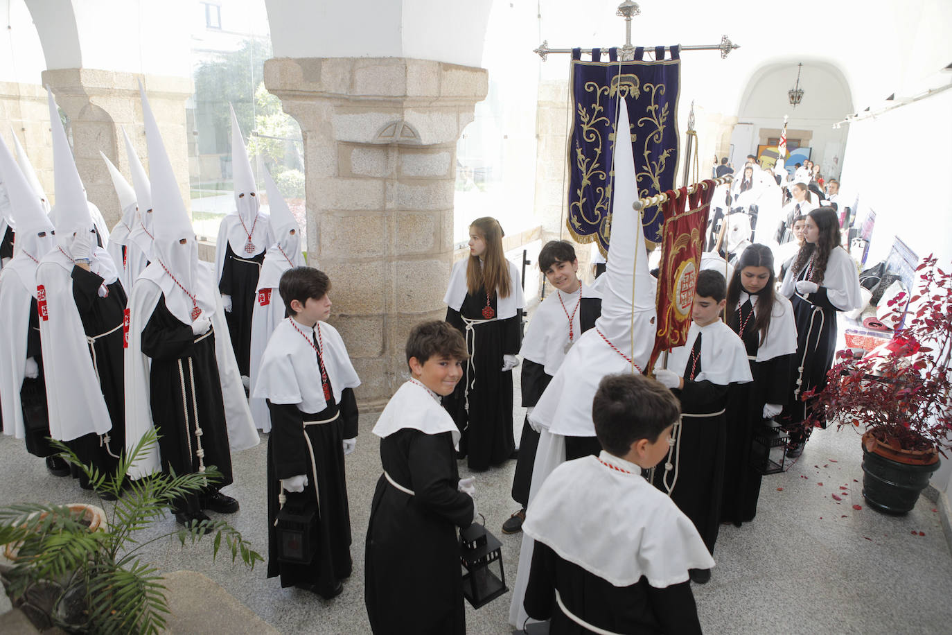 Franciscana Cofradía Penitencial del Vía Crucis y del Santísimo Cristo del Calvario (Estudiantes) con su único paso, el Santísimo Cristo del Calvario.