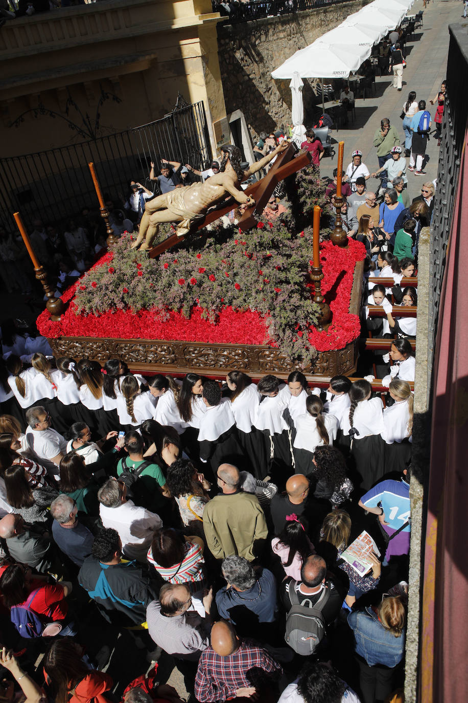 Franciscana Cofradía Penitencial del Vía Crucis y del Santísimo Cristo del Calvario (Estudiantes) con su único paso, el Santísimo Cristo del Calvario.