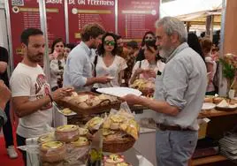 Visitantes de la Feria de Trujillo degustan su producto estrella en uno de los stands.