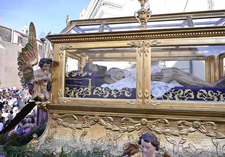 Portentosa salida de los costaleros en la procesión del Santo Entierro de Badajoz