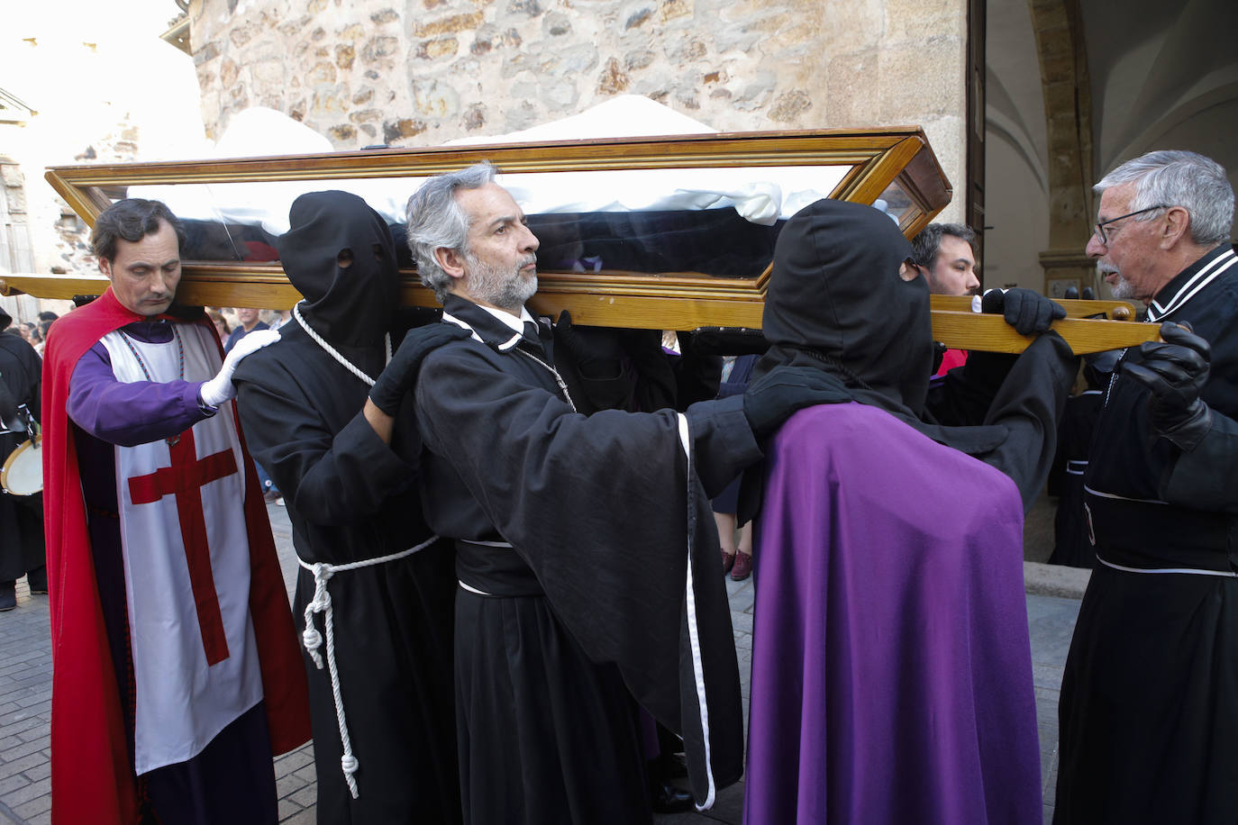 Mucho público para ver el Santo Entierro en Cáceres