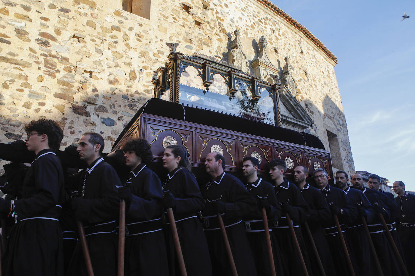 Mucho público para ver el Santo Entierro en Cáceres