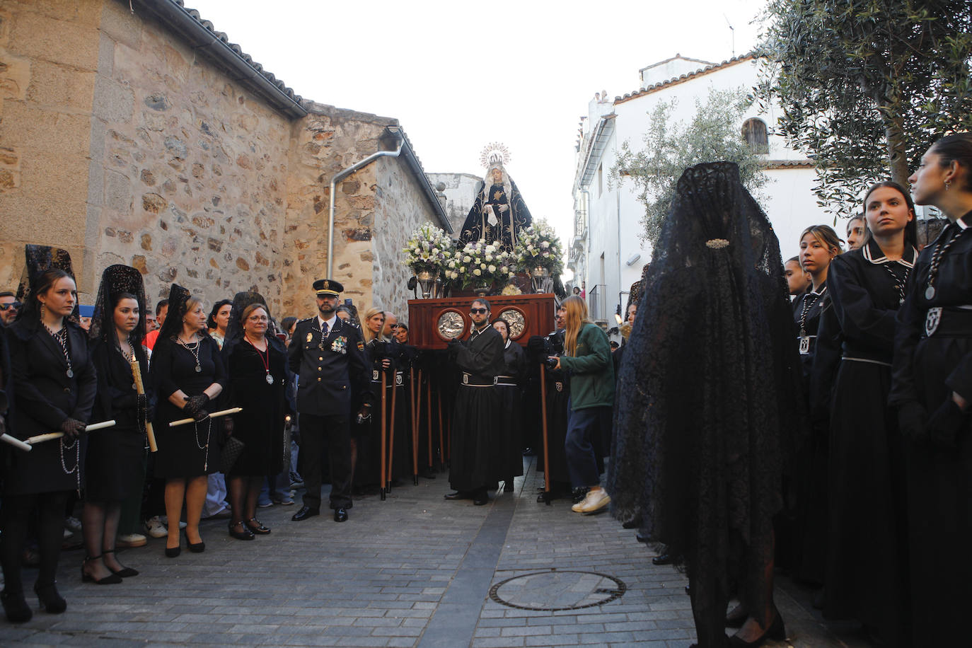 Mucho público para ver el Santo Entierro en Cáceres