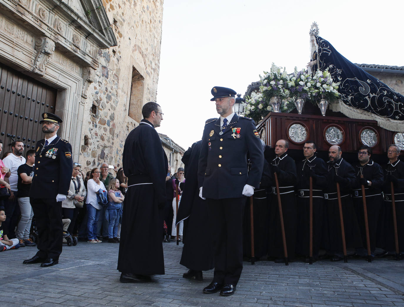 Mucho público para ver el Santo Entierro en Cáceres