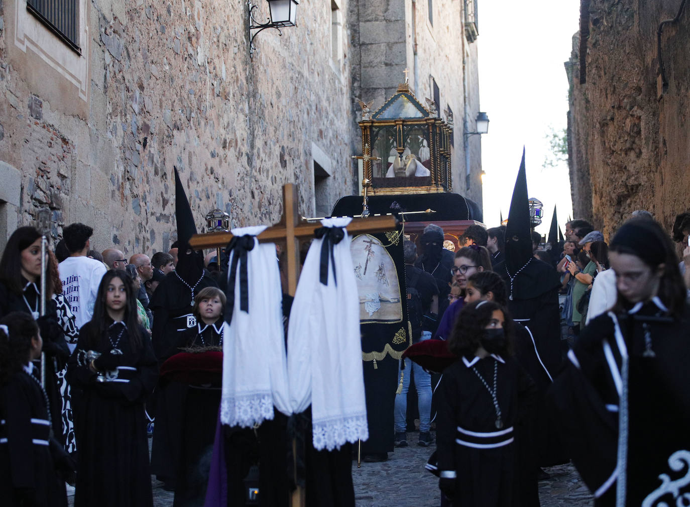 Mucho público para ver el Santo Entierro en Cáceres