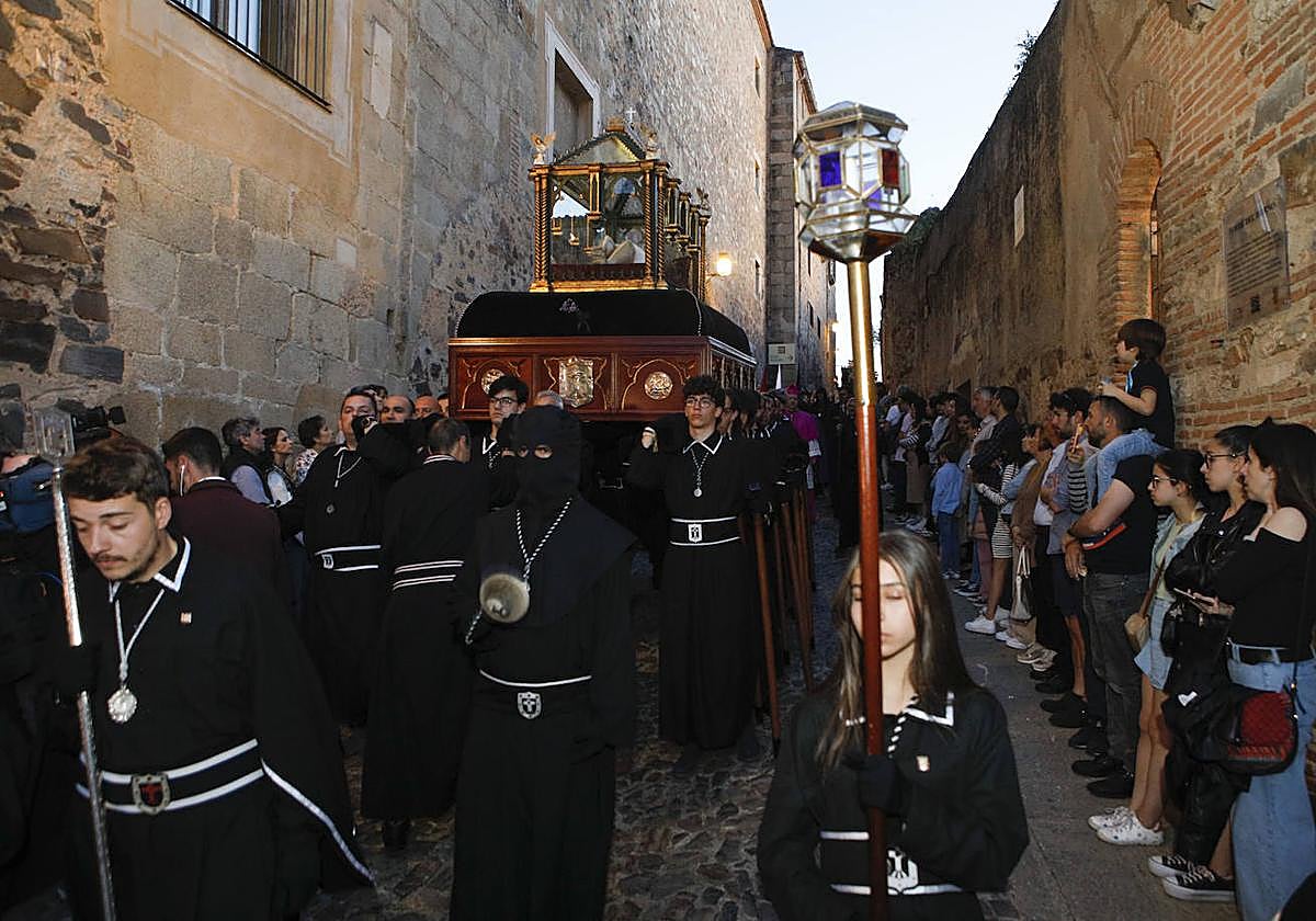 Mucho público para ver el Santo Entierro en Cáceres