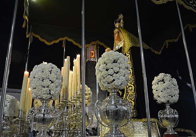 María Santísima del Mayor Dolor reza a través de los varales a la torre del Homenaje