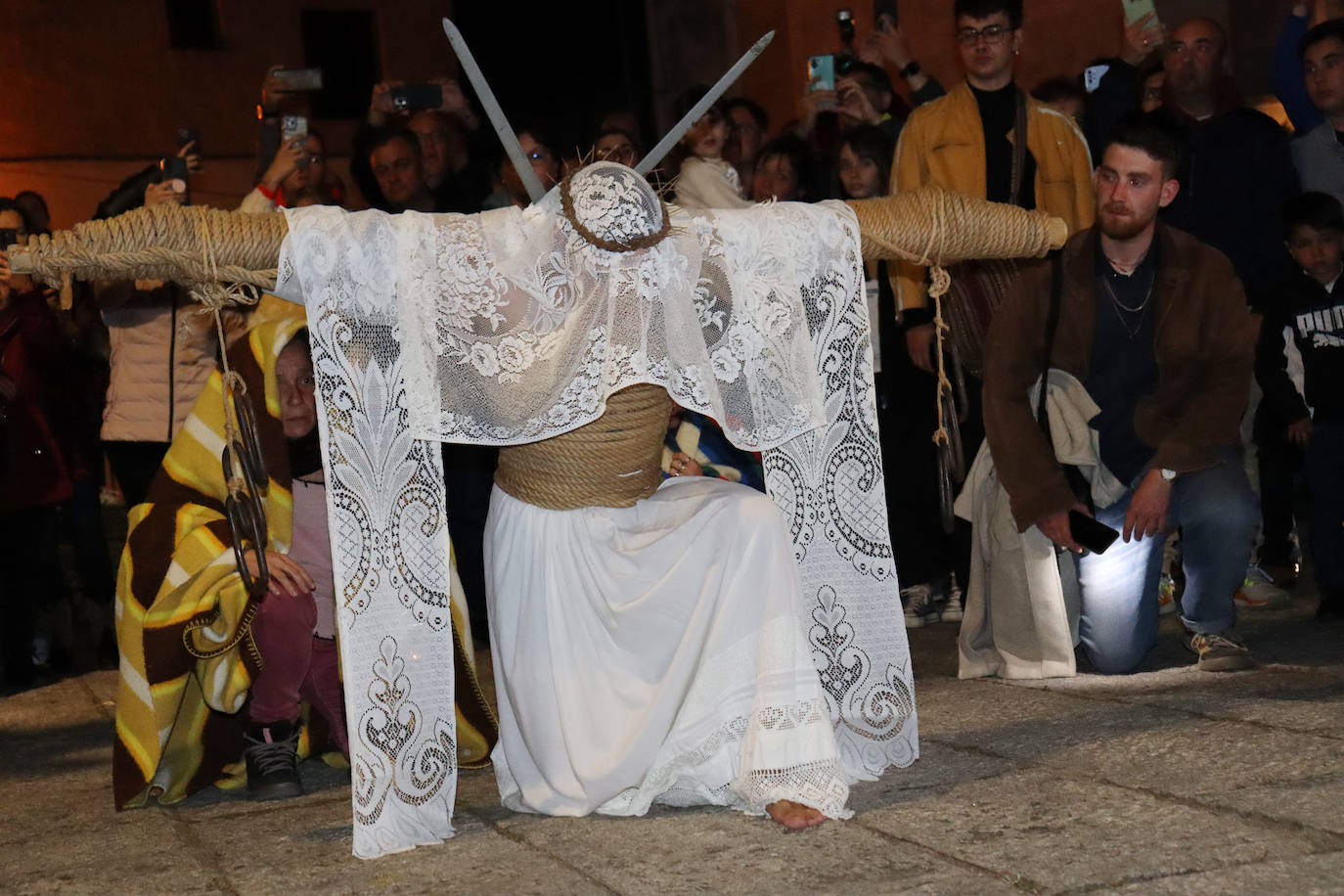 Valverde de la Vera vive su día más importante del año con los &#039;empalaos&#039;