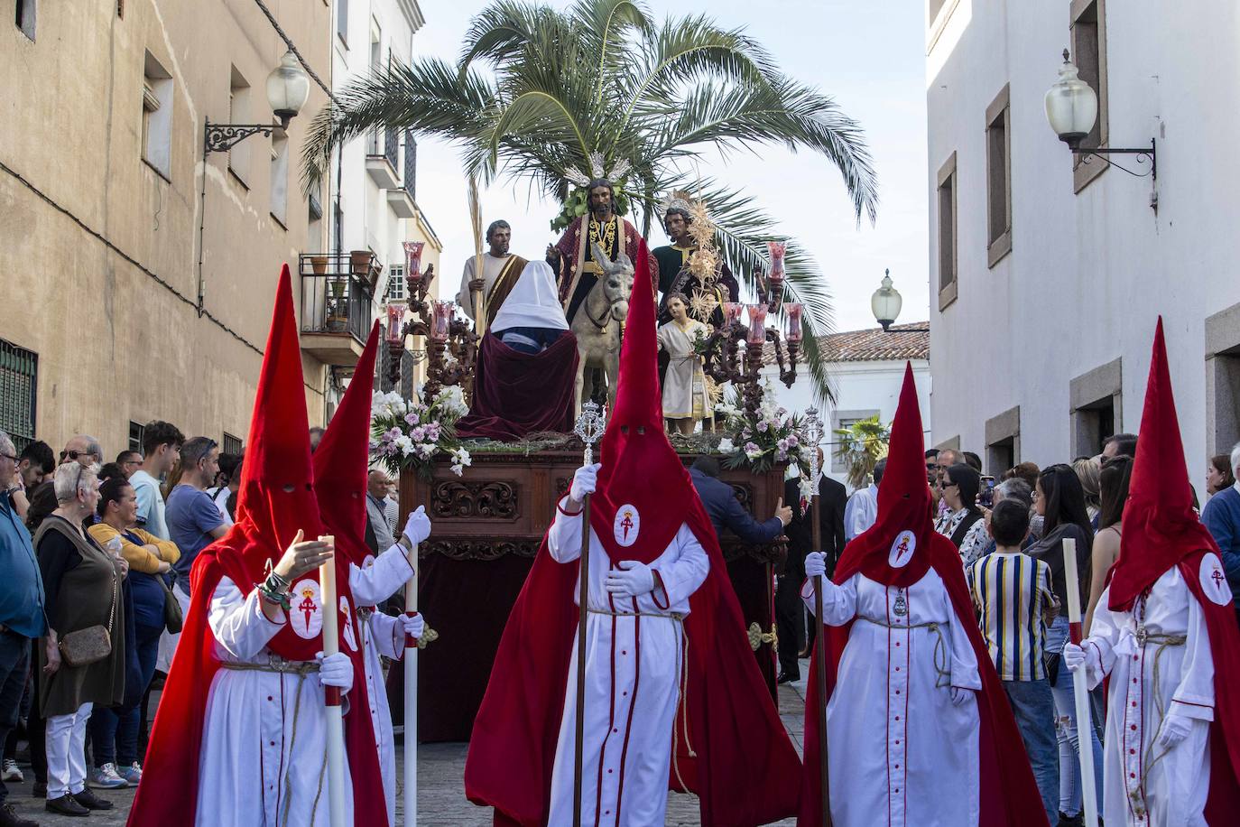 Calor y mucho público en un extraordinario Viernes Santo de Mérida