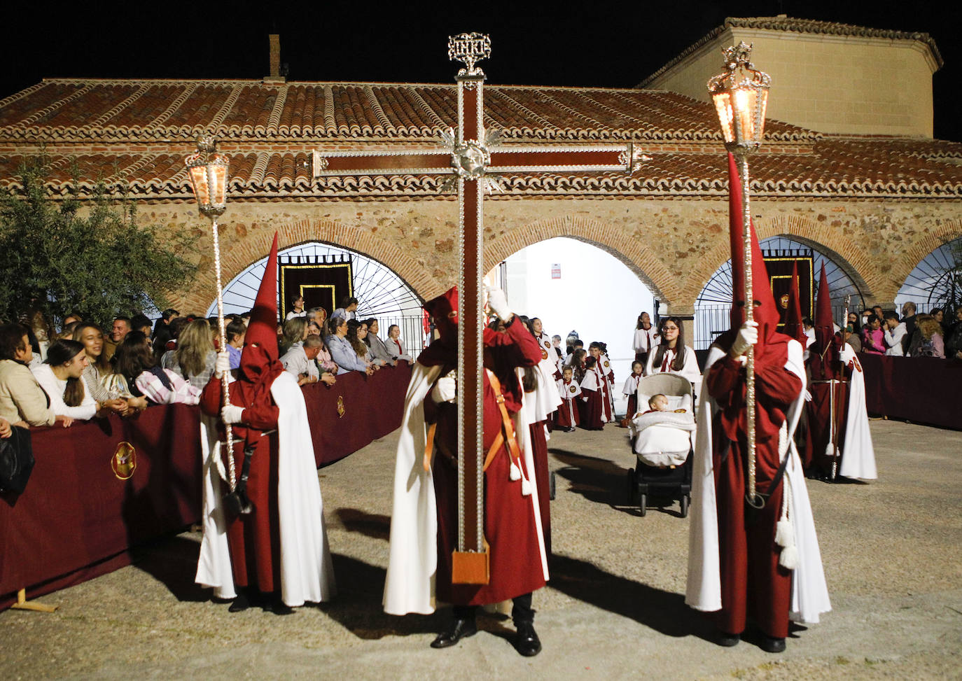 Cofradía: Pontificia y Real Cofradía del Espíritu Santo, Santísimo Cristo del Humilladero y Nuestra Señora de la Encarnación. Pasos: Señor de la Columna Santísimo Cristo del Humilladero Nuestra Señora de la Encarnación