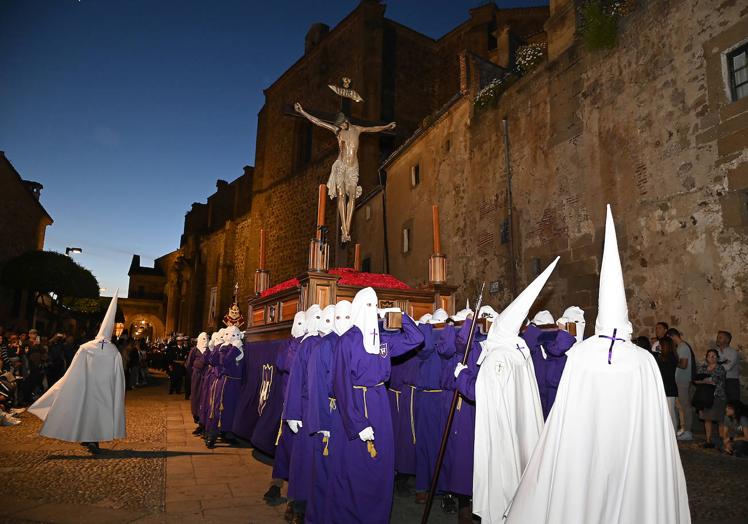 Imagen principal - Arriba, el Cristo de la Agonía, a su salida de Santo Domingo. Abajo, a la izquierda talla de 'La Piedad', en la procesión del Viernes Santo placentino; y a la derecha, miembros de la Cofradía del Santísimo Crucifijo y el Descendimiento de la Cruz..