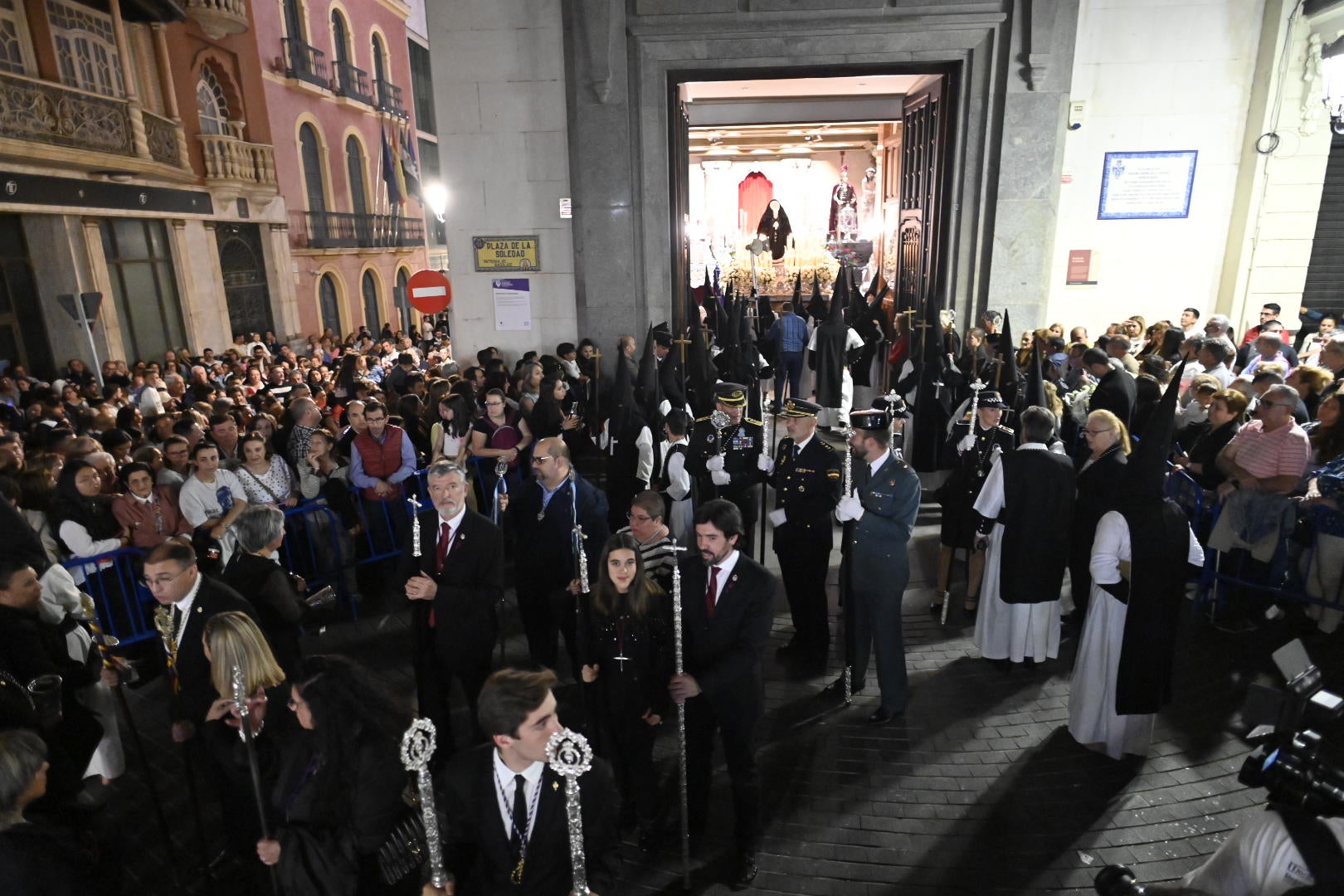 La procesión del Rosario pone el broche al Viernes Santo de Badajoz