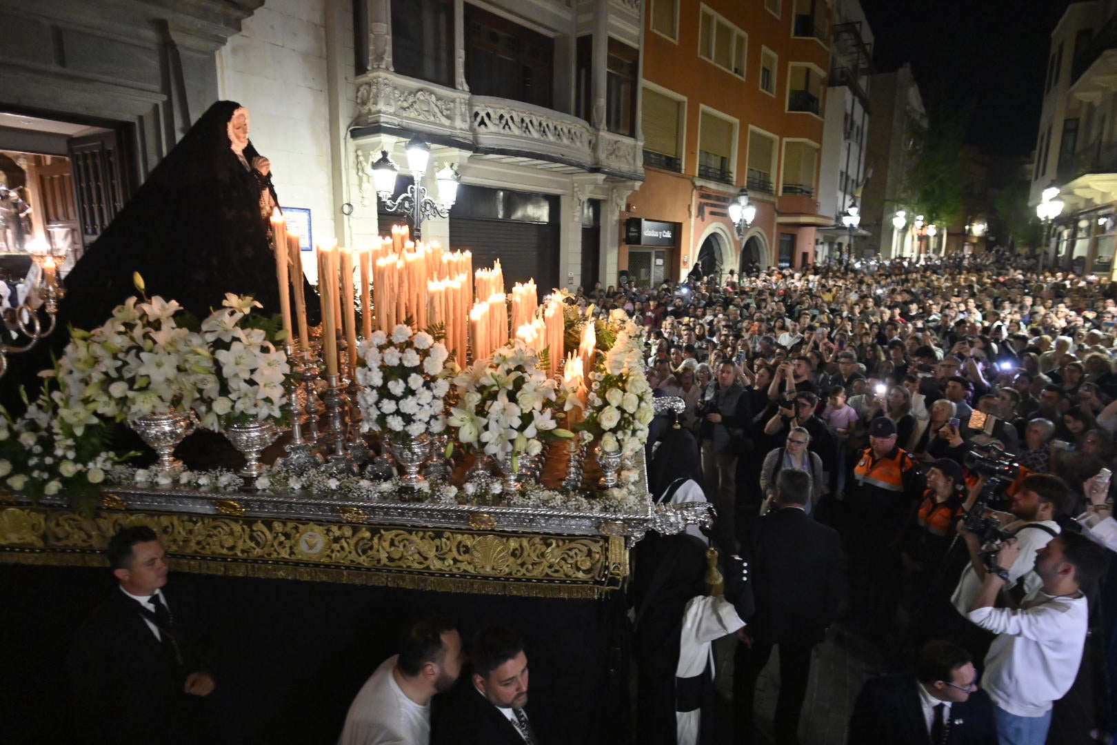La procesión del Rosario pone el broche al Viernes Santo de Badajoz