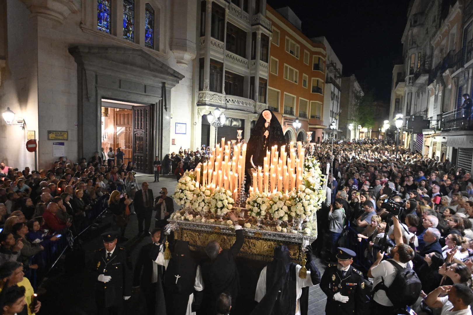 La procesión del Rosario pone el broche al Viernes Santo de Badajoz