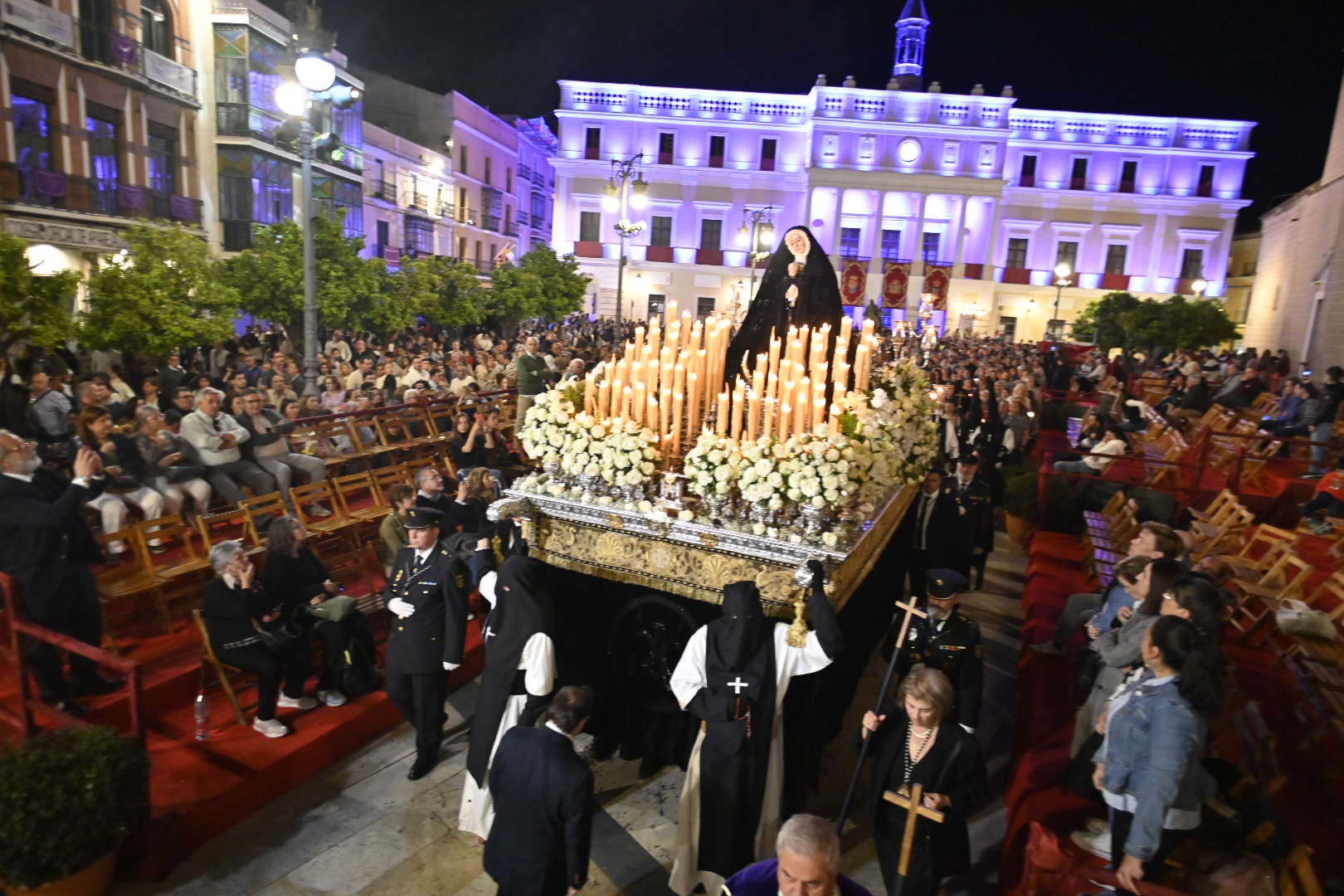 La procesión del Rosario pone el broche al Viernes Santo de Badajoz