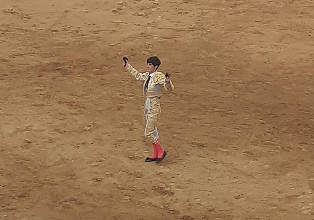 Triunfal festejo en Barcarrota en el debut con picadores de 'El Mella'