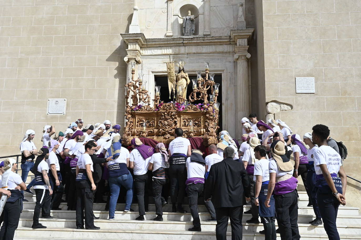 Domingo de Resurrección en Badajoz. Cofradía Santísimo Cristo Resucitado, que ha sacado en procesión los pasos del Cristo Resucitado y de María Santísima de la Aurora.