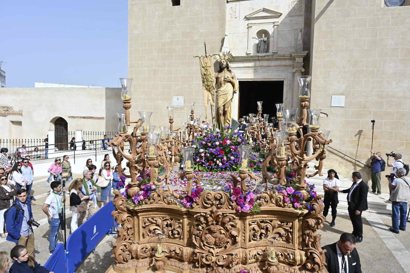 Domingo de Resurrección en Badajoz. Cofradía Santísimo Cristo Resucitado, que ha sacado en procesión los pasos del Cristo Resucitado y de María Santísima de la Aurora.