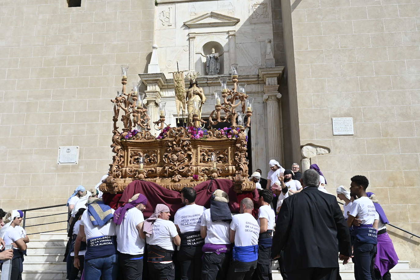 Domingo de Resurrección en Badajoz. Cofradía Santísimo Cristo Resucitado, que ha sacado en procesión los pasos del Cristo Resucitado y de María Santísima de la Aurora.