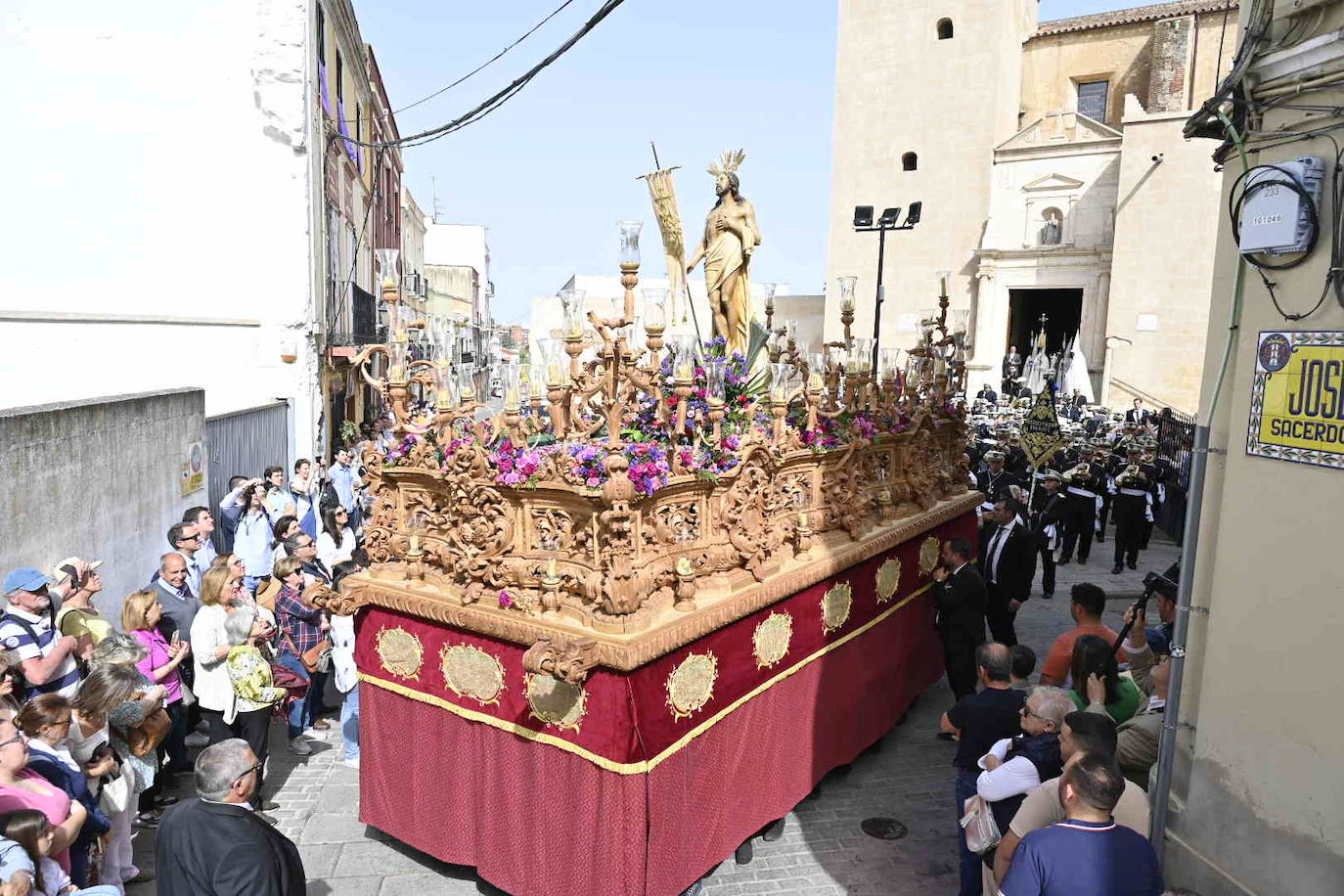 Domingo de Resurrección en Badajoz. Cofradía Santísimo Cristo Resucitado, que ha sacado en procesión los pasos del Cristo Resucitado y de María Santísima de la Aurora.