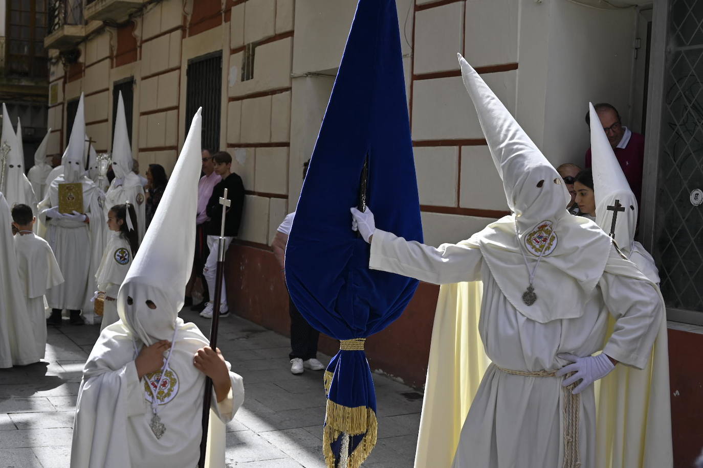 Domingo de Resurrección en Badajoz. Cofradía Santísimo Cristo Resucitado, que ha sacado en procesión los pasos del Cristo Resucitado y de María Santísima de la Aurora.