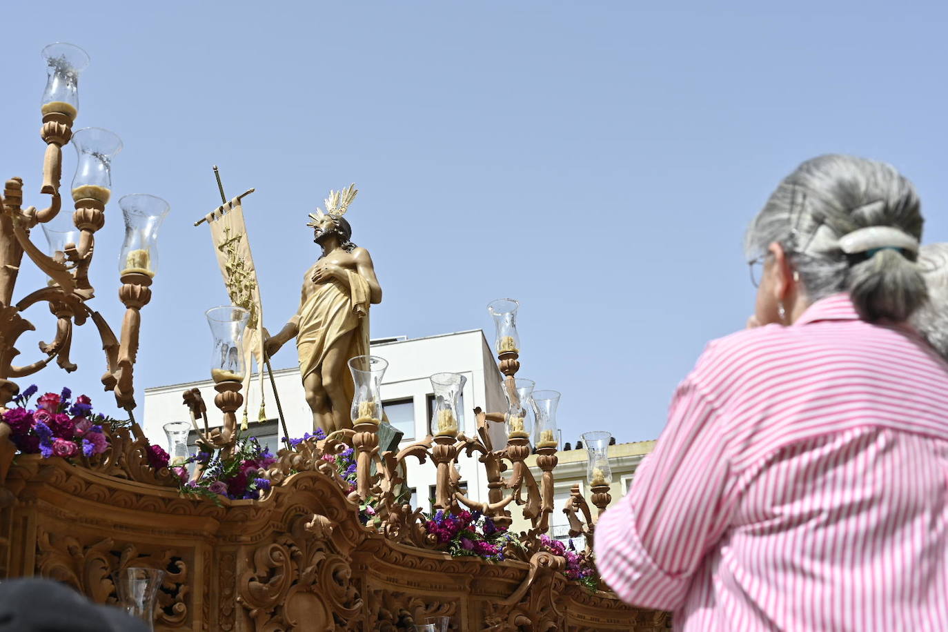 Domingo de Resurrección en Badajoz. Cofradía Santísimo Cristo Resucitado, que ha sacado en procesión los pasos del Cristo Resucitado y de María Santísima de la Aurora.