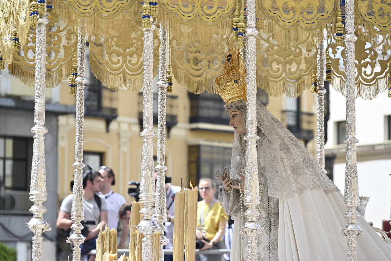 Domingo de Resurrección en Badajoz. Cofradía Santísimo Cristo Resucitado, que ha sacado en procesión los pasos del Cristo Resucitado y de María Santísima de la Aurora.