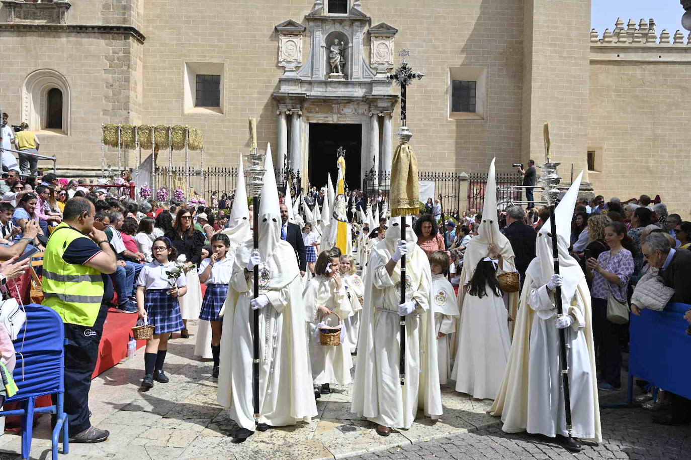 Domingo de Resurrección en Badajoz. Cofradía Santísimo Cristo Resucitado, que ha sacado en procesión los pasos del Cristo Resucitado y de María Santísima de la Aurora.