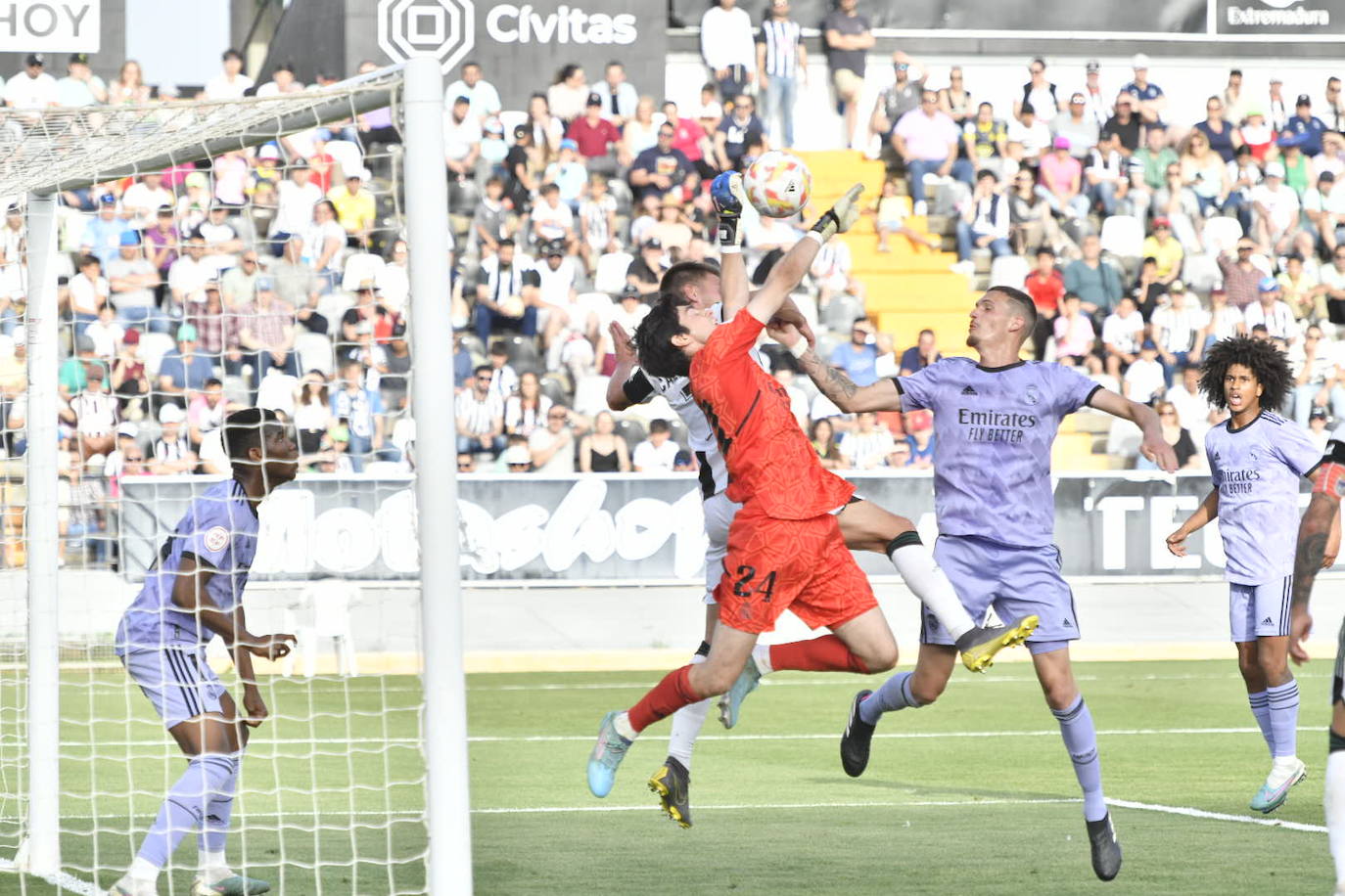 Imágenes del partido entre el CD Badajoz y el R. Madrid Castilla