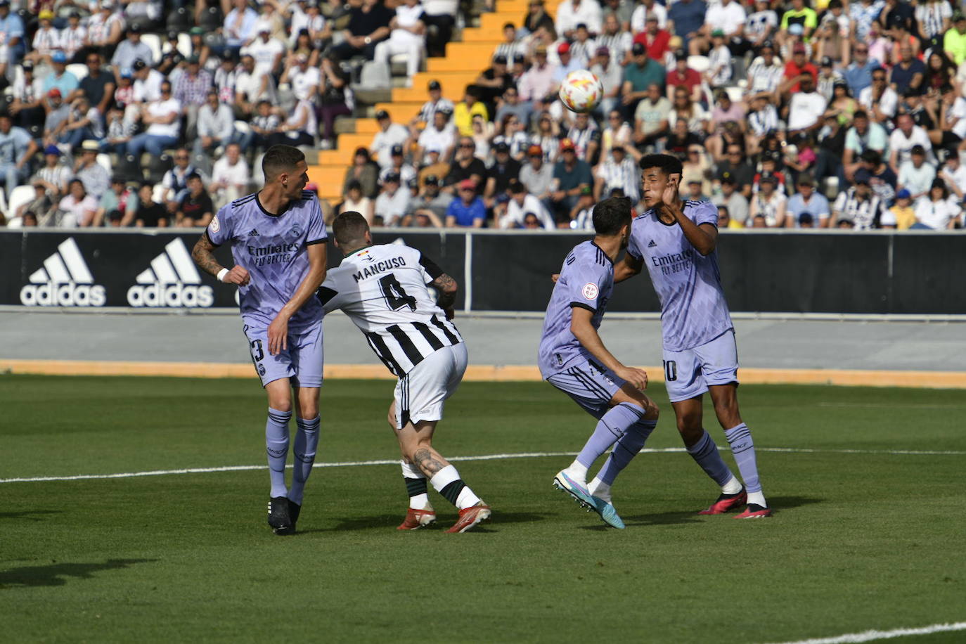 Imágenes del partido entre el CD Badajoz y el R. Madrid Castilla