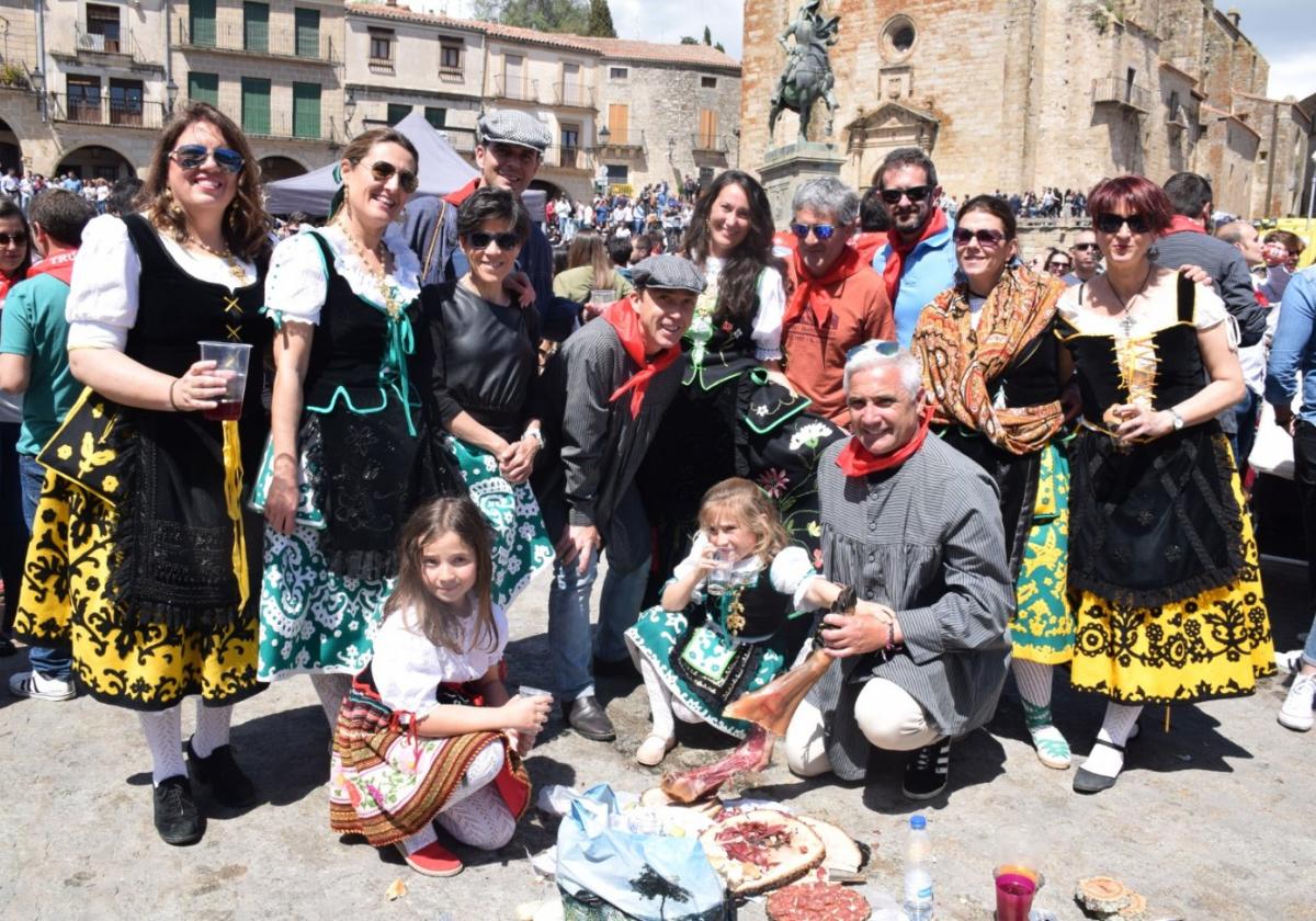 Integrantes del grupo, ya con el jamóncasi acabado.