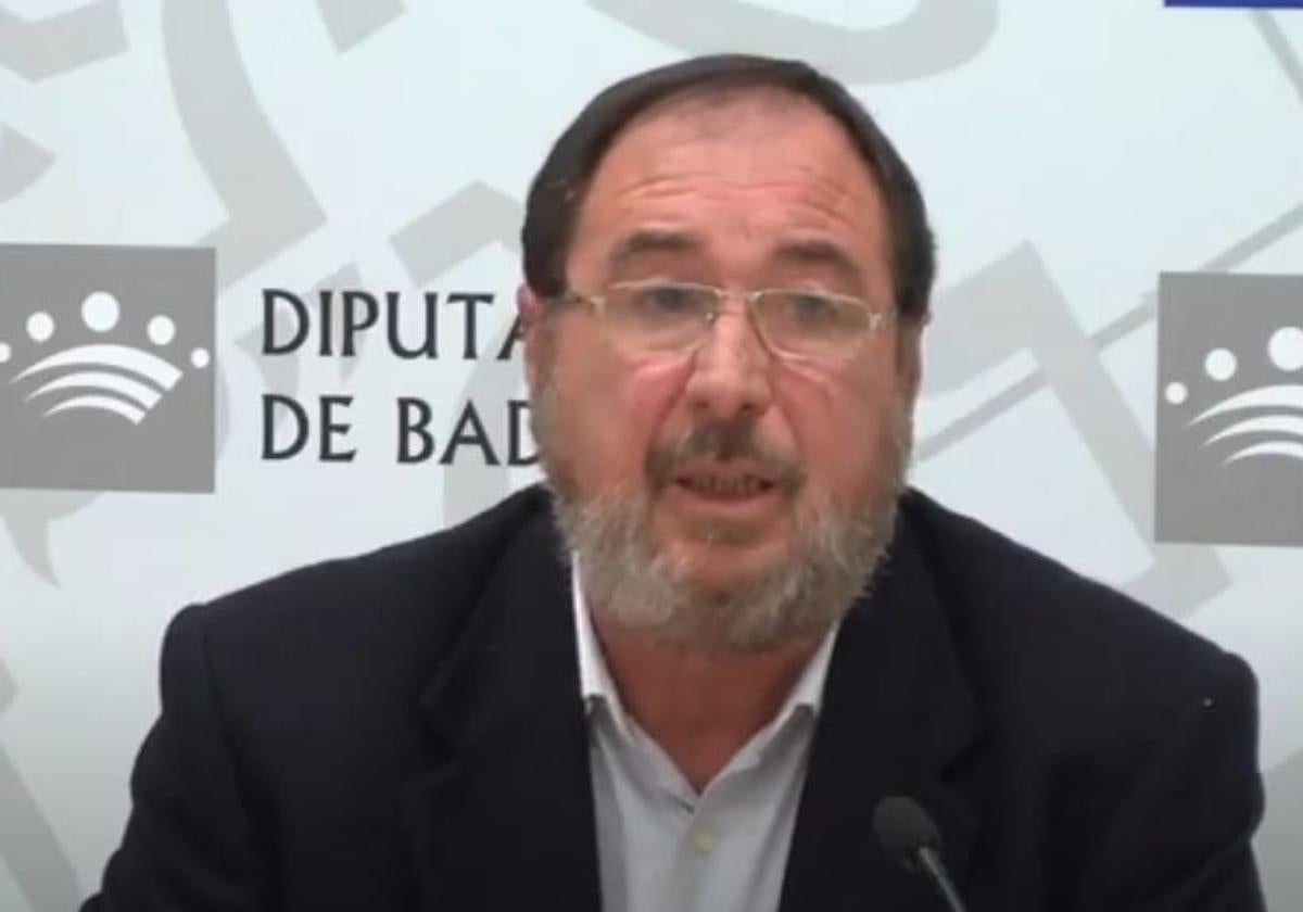 Juan Antonio Gallardo Álvarez durante la presentación de un libro en Diputación de Badajoz.