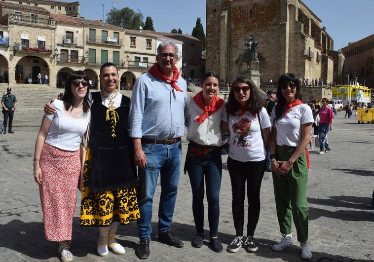 Irene Montero, acompañada de Irene de Miguel y Joaquín Macías entre otros, posa en la Plaza Mayor de Trujillo.