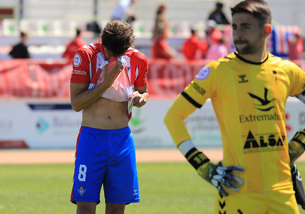 Santana y Sebas Gil desolados durante un partido del Don Benito.