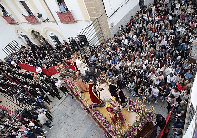 Público contemplando la procesión del Cristo de la Salud por las calles de Cáceres el miércoles pasado.