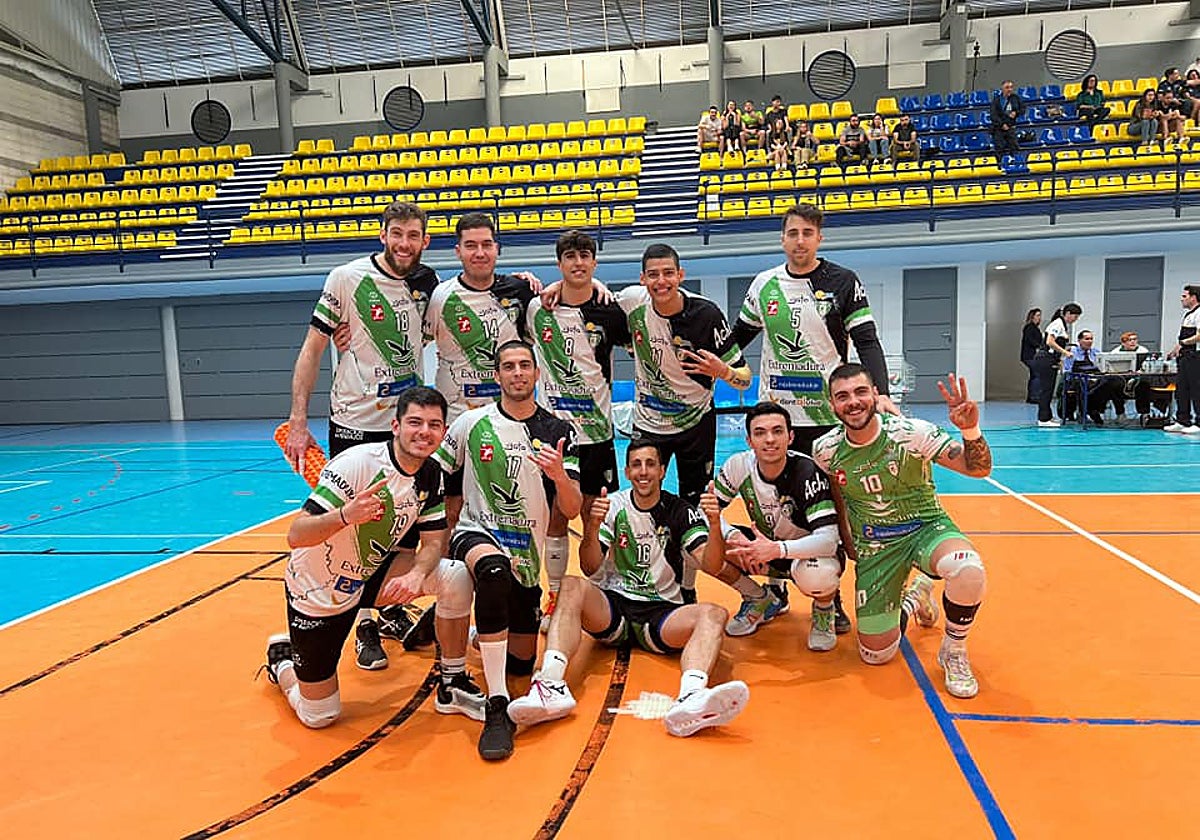 Los jugadores del CV Almendralejo tras el último partido de la temporada regular.