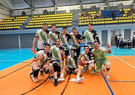 Los jugadores del CV Almendralejo tras el último partido de la temporada regular.