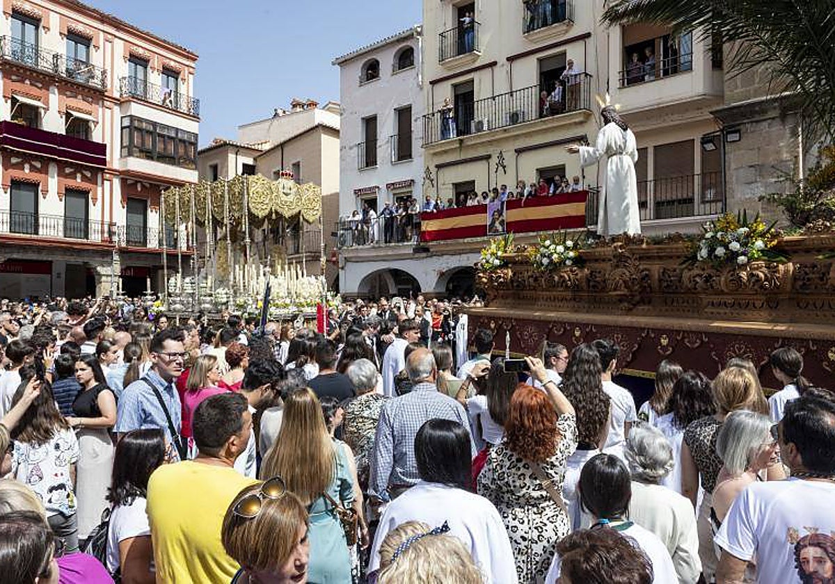 Aspecto de la Plaza Mayor durante la procesión del Encuentro el domingo.