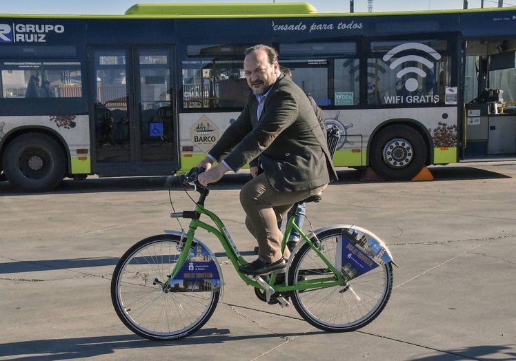 El concejal del PP, Jesús Coslado, monta en una bici de alquiler en una imagen de archivo.