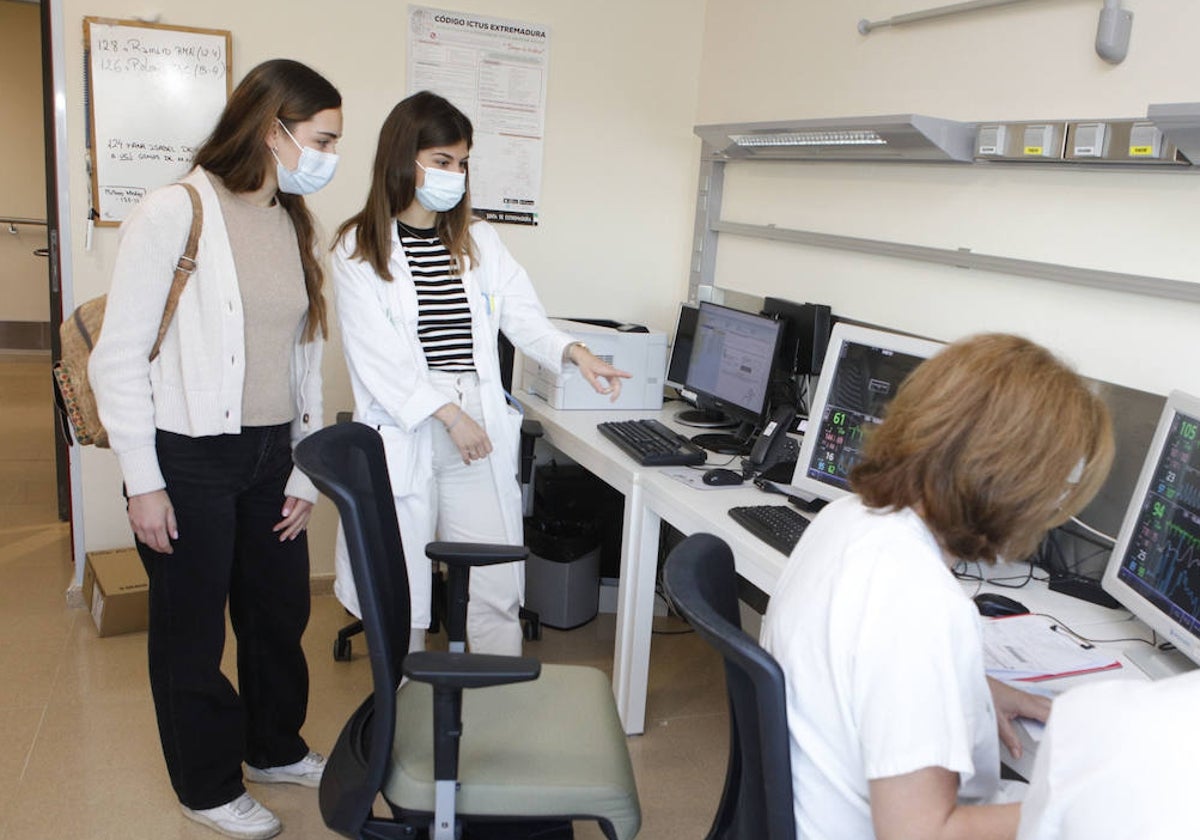 Marta Fernández (a la izquierda) acaba de aprobar el MIR y este miércoles ha conocido las instalaciones del Hospital Universitario de Cáceres en una visita guiada.