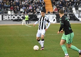 Jesús Alfaro durante el derbi ante el Mérida disputado en el Nuevo Vivero.