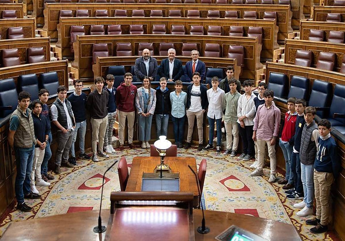 Los alumnos de la Escuela Taurina de Badajoz durante la visita al Congreso de los Diputados en Madrid.