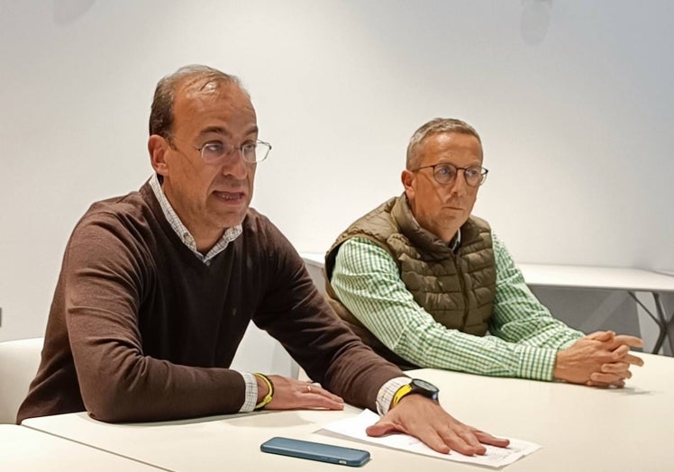 Rafael Mateos y Emilio Borrega en la Junta Local del PP de este jueves.