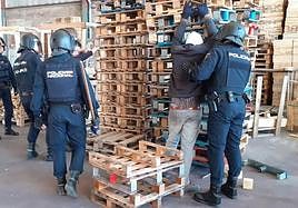 Momento en el que se detiene a uno de los presuntos autores de los delitos.