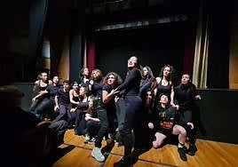 Estela Fagúndez, en primer término y con gafas, con sus compañeros de tercero, en la ESAD.